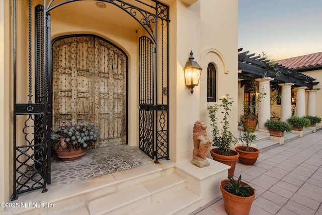1185 Ponte Vedra Blvd, Ponte Vedra Beach, FL 32082 - property entrance with stucco siding and a pergola