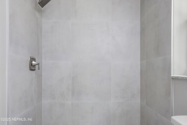 204 S Forsyth Ln, Bunnell, FL 32110 - full bath featuring tiled shower and toilet