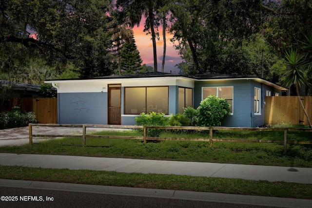 165 Sherry Dr, Atlantic Beach, FL 32233 - view of front facade with a fenced front yard