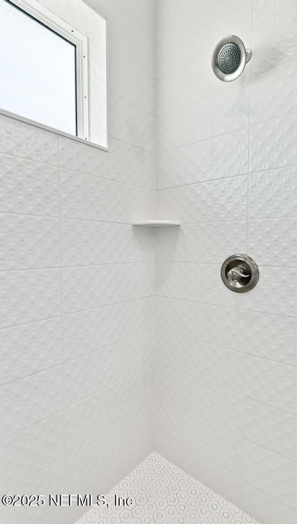20 Evansville Ln, Palm Coast, FL 32164 - bathroom featuring a tile shower
