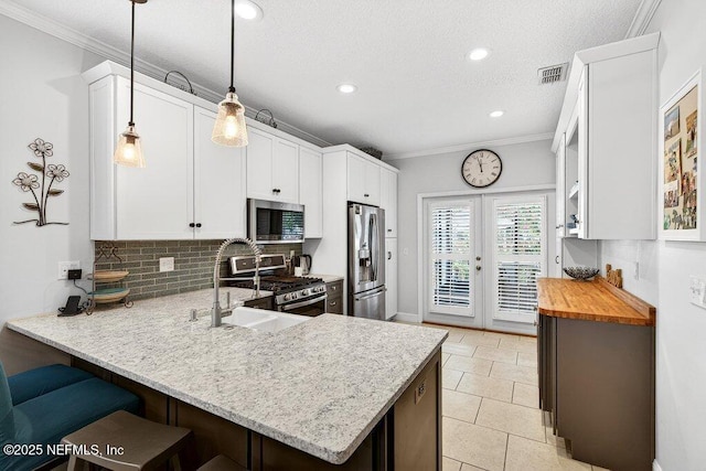 611 Selva Lakes Cir, Atlantic Beach, FL 32233 - kitchen with stainless steel appliances, a peninsula, tasteful backsplash, a breakfast bar area, and recessed lighting