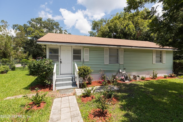 3303 Jones St, Jacksonville, FL 32206 - view of front facade with entry steps and a front lawn