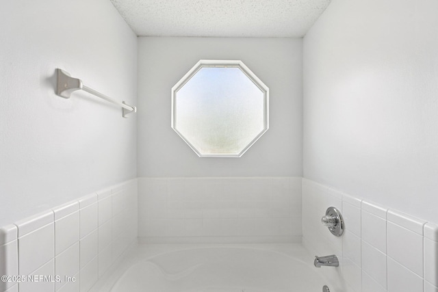 96016 Gray Heron Ct, Yulee, FL 32097 - full bath with a garden tub and a textured ceiling
