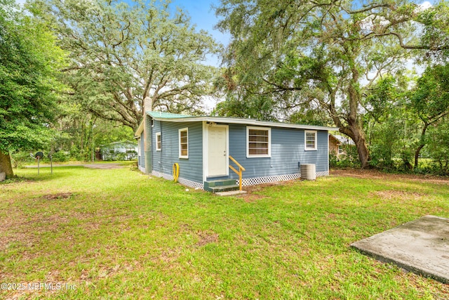 610 Division St, Fernandina Beach, FL 32034 - rear view of house with entry steps and a yard