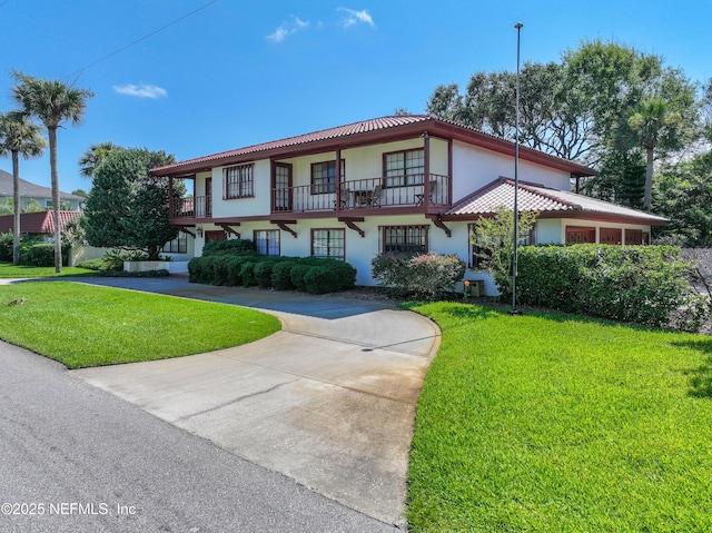 1313 E Coast Dr, Atlantic Beach, FL 32233 - view of front facade featuring stucco siding, a front lawn, and curved driveway