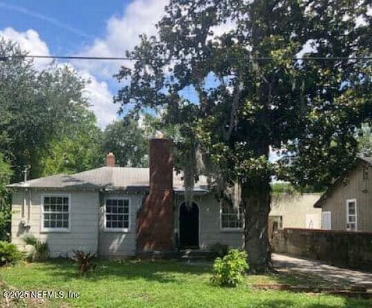 625 W 46th St, Jacksonville, FL 32208 - view of front of property with a chimney