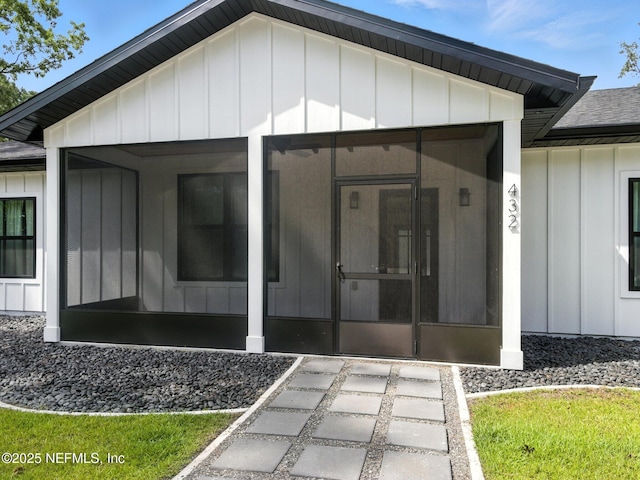 432 SE 55th St, Keystone Heights, FL 32656 - entrance to property featuring board and batten siding