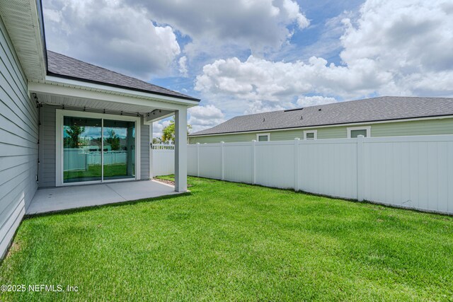 575 Buttonwood Loop, Yulee, FL 32097 - view of yard with a patio