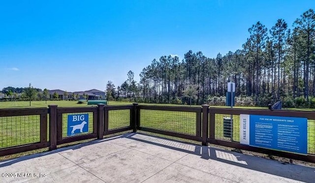 75013 Pondside Ln, Yulee, FL 32097 - gate featuring a lawn