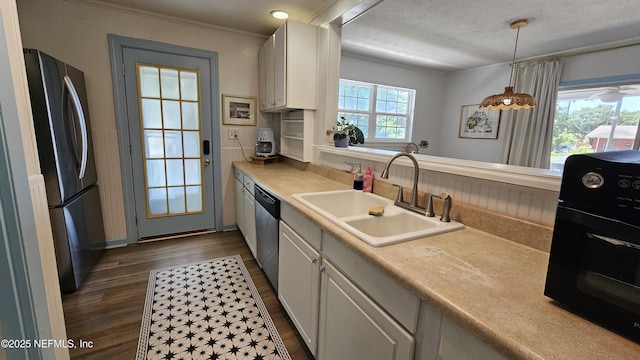 1319 Hickory St, Fernandina Beach, FL 32034 - kitchen with appliances with stainless steel finishes, light countertops, dark wood-style floors, a textured ceiling, and ornamental molding