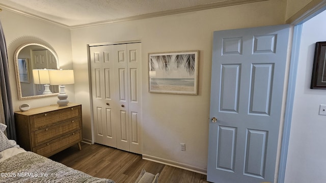 1319 Hickory St, Fernandina Beach, FL 32034 - bedroom featuring crown molding, dark wood-style flooring, and a closet