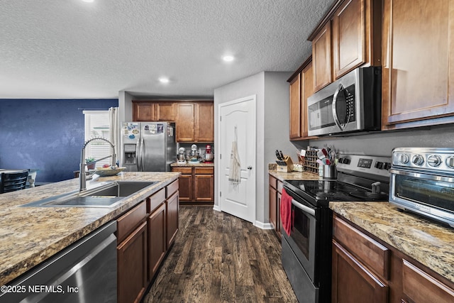 2264 Pebble Point Dr, Green Cove Springs, FL 32043 - kitchen with appliances with stainless steel finishes, dark wood-type flooring, a textured ceiling, recessed lighting, and light countertops