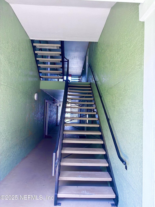 7701 Timberlin Park Blvd Unit 322, Jacksonville, FL 32256 - staircase featuring a textured wall