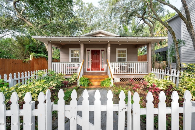 122 Twine St, Saint Augustine, FL 32084 - bungalow-style home with a porch and a fenced front yard