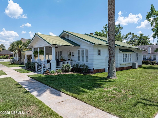 117 Parshley St SW, Live Oak, FL 32064 - view of front facade featuring a front yard, covered porch, a ceiling fan, and a metal roof