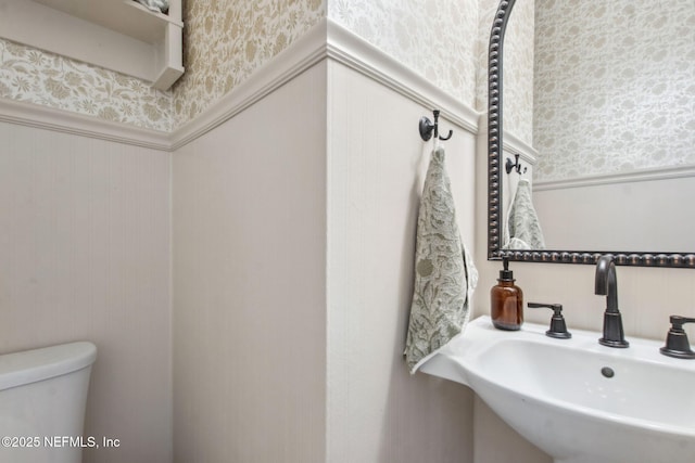 85488 Sagaponack Dr, Fernandina Beach, FL 32034 - bathroom with wallpapered walls and wainscoting
