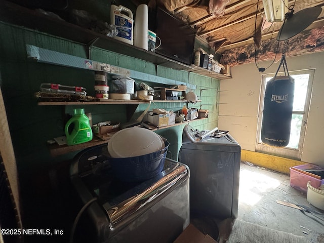 511 Clearview Dr, Cocoa, FL 32927 - laundry area with washer and clothes dryer