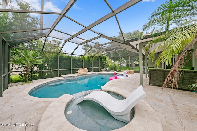 213 Seamist Ct, Ponte Vedra Beach, FL 32082 - view of swimming pool featuring a patio area, a pool with connected hot tub, and a lanai