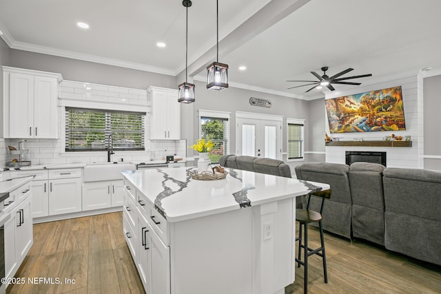 1926 Friendly Pl, Middleburg, FL 32068 - kitchen with open floor plan, ceiling fan, a kitchen breakfast bar, light wood-type flooring, and recessed lighting