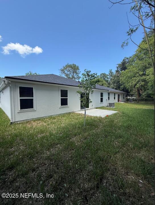 3138 Phyllis St, Jacksonville, FL 32205 - back of property with a yard