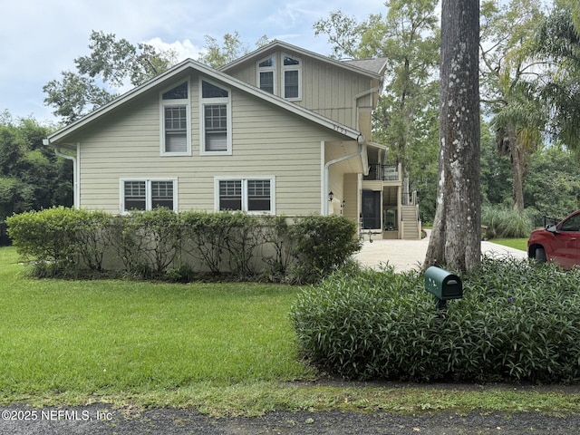 3793 Forest Dr, Middleburg, FL 32068 - view of front of property featuring a front yard and a balcony