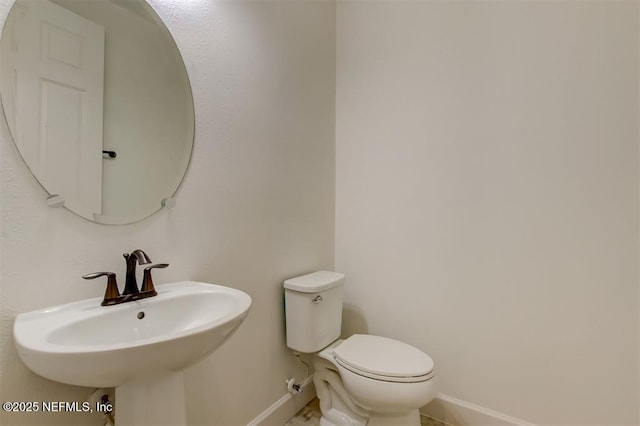 85212 Champlain Dr, Fernandina Beach, FL 32034 - bathroom with baseboards and a sink