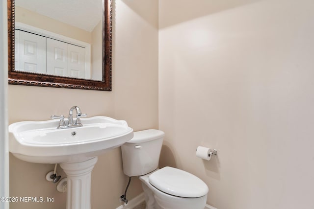 2025 Castle Point Ct, Fleming Island, FL 32003 - bathroom featuring baseboards and toilet