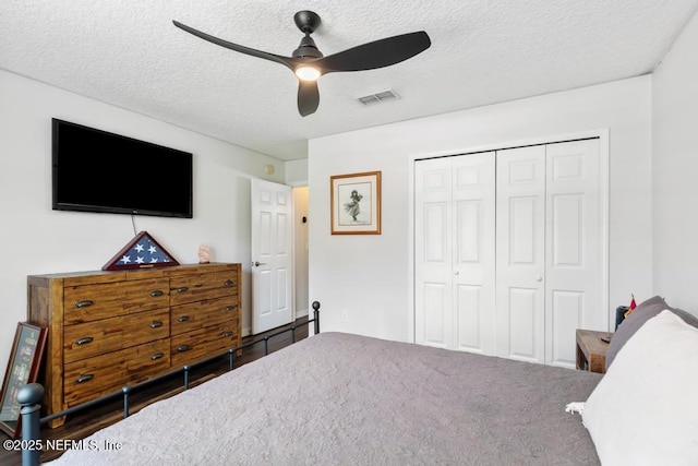 44677 Green Meadows Ln, Callahan, FL 32011 - bedroom with a textured ceiling, a closet, and ceiling fan