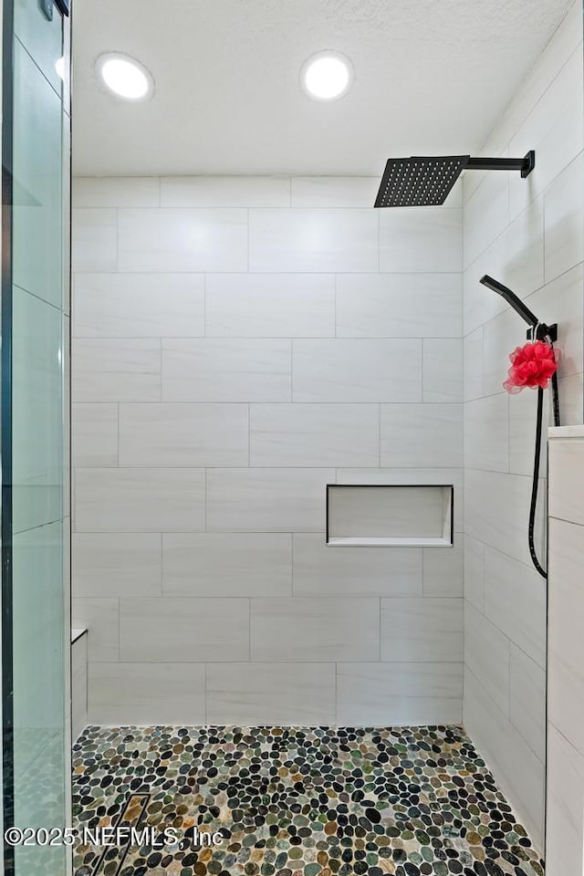 44677 Green Meadows Ln, Callahan, FL 32011 - full bathroom featuring a tile shower and recessed lighting