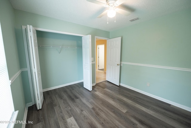 3013 Wavering Ln, Middleburg, FL 32068 - unfurnished bedroom featuring dark wood-style floors, a closet, a textured ceiling, and ceiling fan