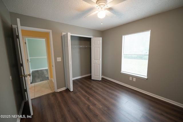 3013 Wavering Ln, Middleburg, FL 32068 - unfurnished bedroom featuring dark wood-type flooring, a textured ceiling, a closet, and ceiling fan