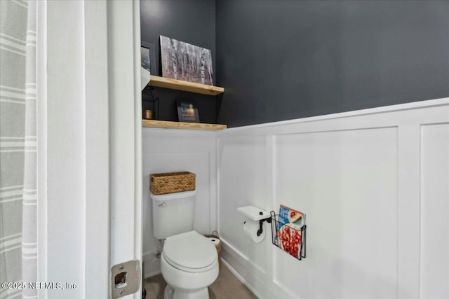 395 Jennie Lake Ct, Saint Johns, FL 32095 - bathroom with wainscoting and a decorative wall
