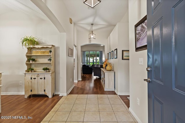 96220 Ridgewood Cir, Fernandina Beach, FL 32034 - entryway with arched walkways, wood finished floors, and vaulted ceiling
