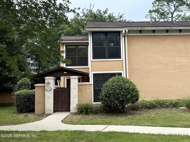 736 Tidewater Ct, Ponte Vedra Beach, FL 32082 - view of front facade featuring a gate and stucco siding
