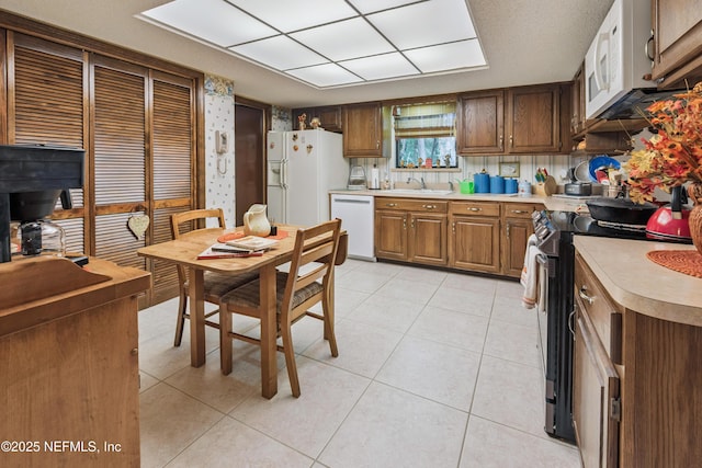4253 Chokeberry Rd, Middleburg, FL 32068 - kitchen featuring white appliances, light countertops, and light tile patterned flooring