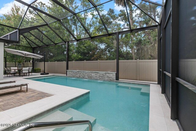 26 Traveler Palm Ct, Ponte Vedra Beach, FL 32082 - view of swimming pool featuring a patio, a fenced backyard, and outdoor dining area