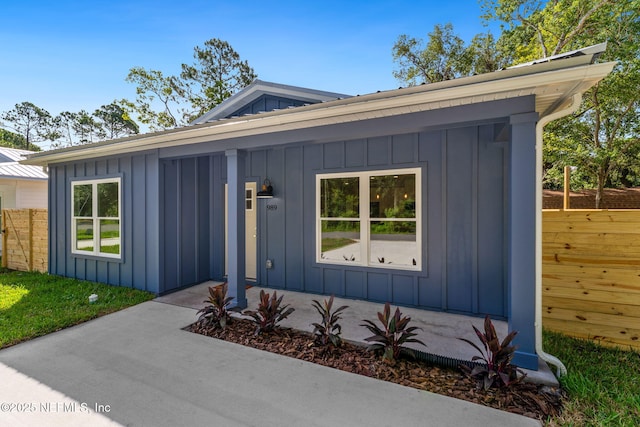 989 Butler Ave, Saint Augustine, FL 32084 - view of front of property with board and batten siding