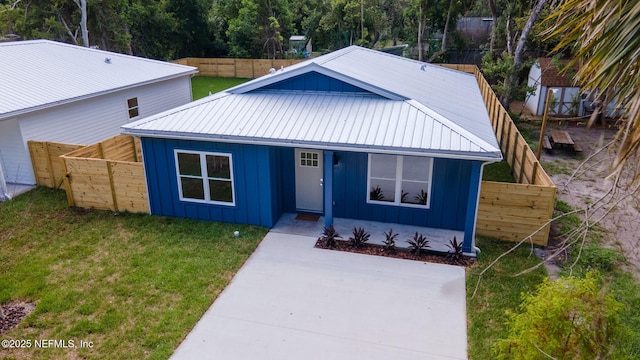 989 Butler Ave, Saint Augustine, FL 32084 - view of front of house with board and batten siding and a metal roof