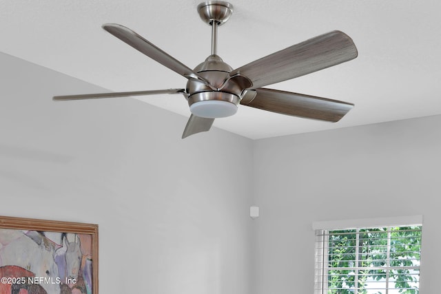 724 N Pine Ave, Green Cove Springs, FL 32043 - detailed view of ceiling fan