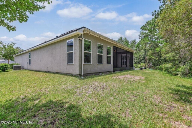 1103 Orchard Oriole Pl, Middleburg, FL 32068 - view of side of property featuring a sunroom, stucco siding, and a yard