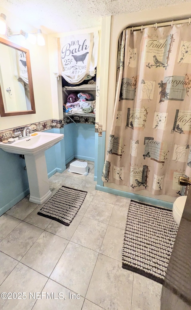 3822 County Road 220, Middleburg, FL 32068 - bathroom with tile patterned floors, curtained shower, and a textured ceiling