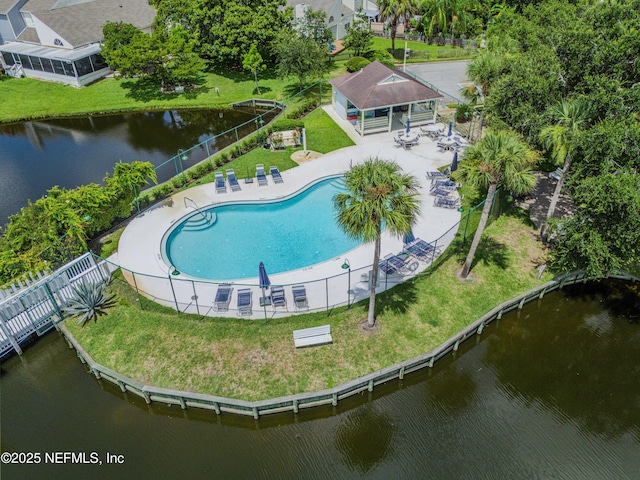 335 Sunrise Cir, Neptune Beach, FL 32266 - drone / aerial view of a pool and a large body of water