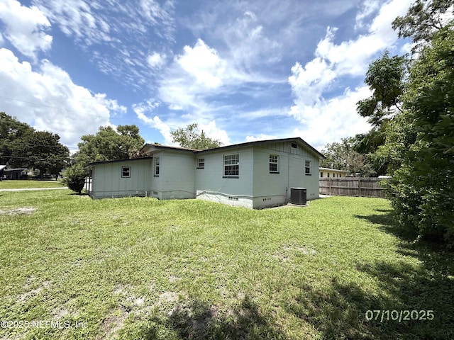3421 Tarpon Dr, Jacksonville, FL 32277 - rear view of house with crawl space