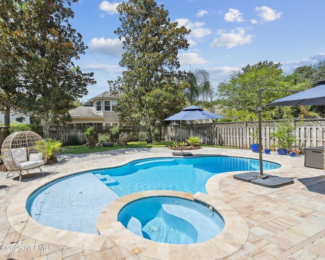 1083 Three Forks Ct, Saint Augustine, FL 32092 - view of swimming pool featuring a pool with connected hot tub, a patio area, and a fenced backyard