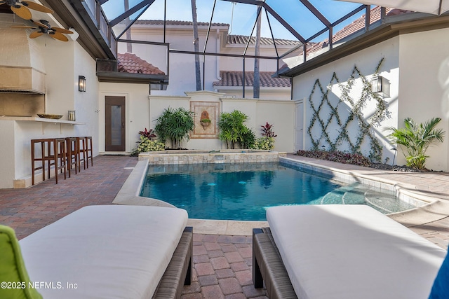 112 Harbourmaster Ct, Ponte Vedra Beach, FL 32082 - view of swimming pool featuring a patio area, a ceiling fan, a pool with connected hot tub, and a lanai