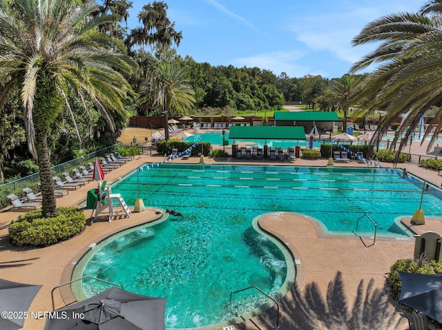1685 Pinecrest Dr, Fleming Island, FL 32003 - community pool with a patio