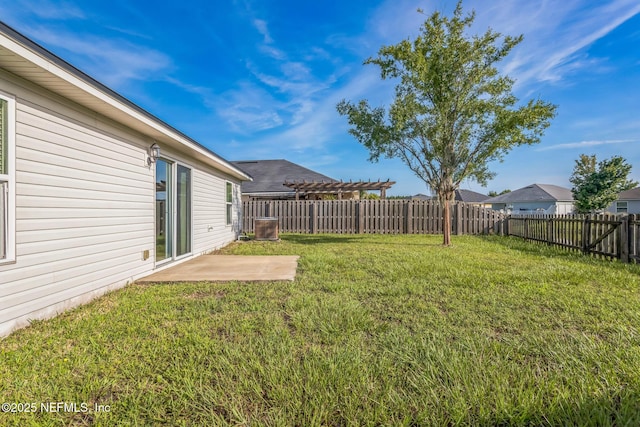 95886 Graylon Dr, Yulee, FL 32097 - fenced backyard with a patio area and a pergola
