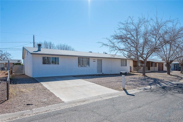 ranch-style home with driveway