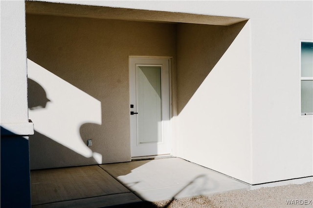 property entrance featuring stucco siding