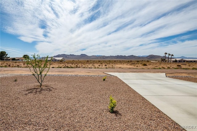 view of yard featuring a mountain view